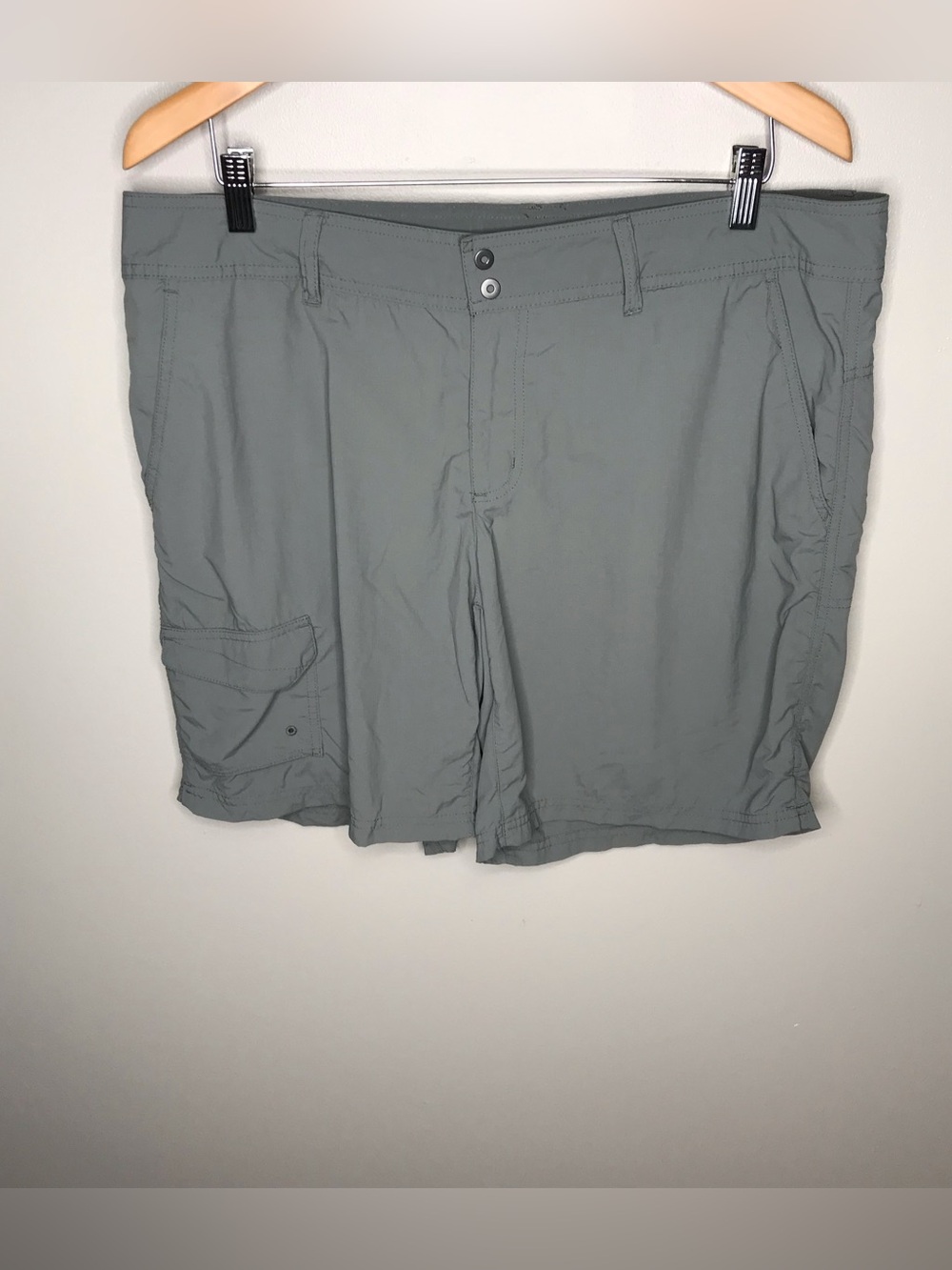 Columbia Light Gray Women’s Omni-Shade Cargo Shorts Sz 16